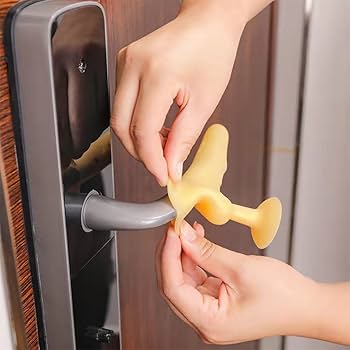 قطعتان من واقيات الحائط البلاستيكية الصفراء لمقبض الباب