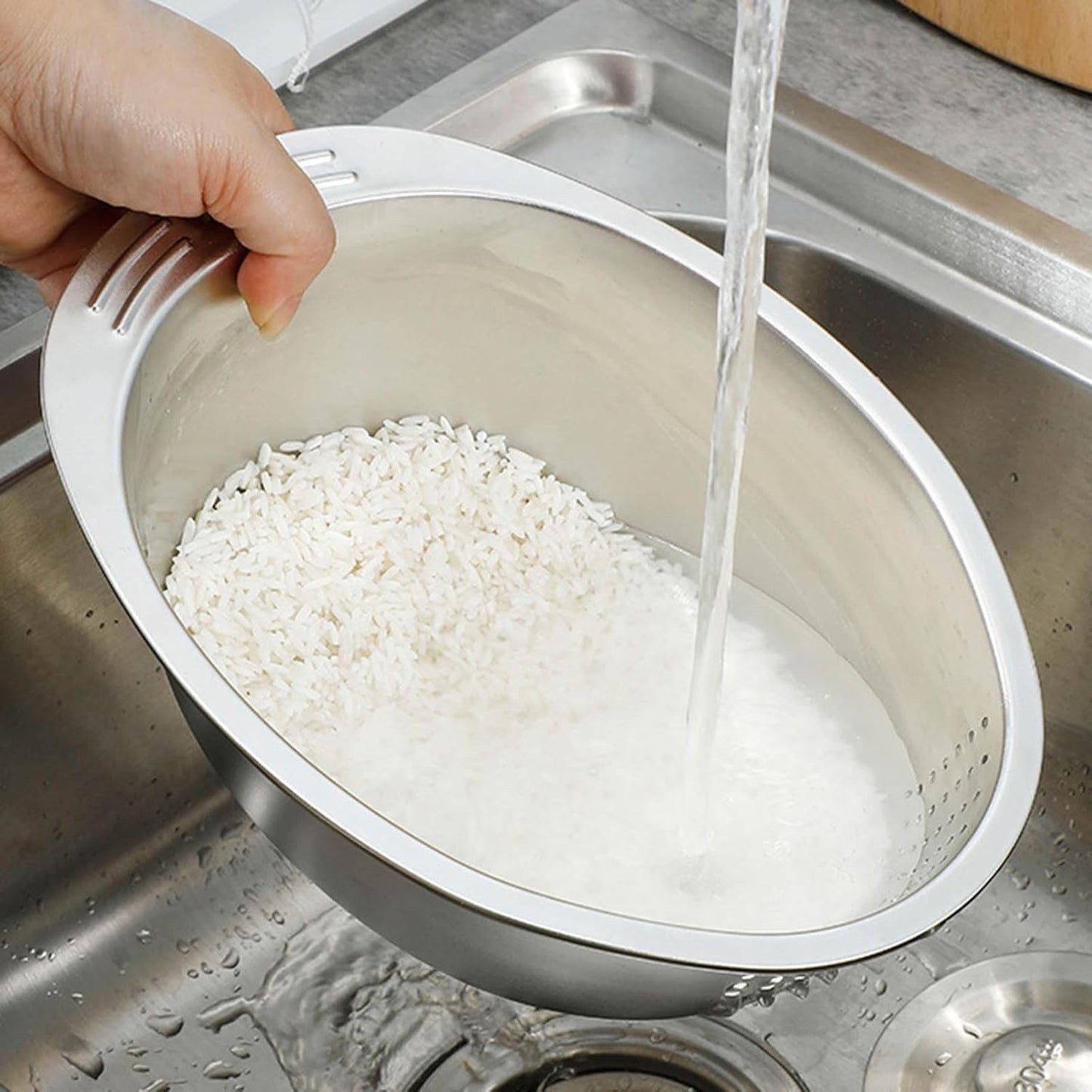 وعاء مع مصفاة طعام من الستانلس ستيل