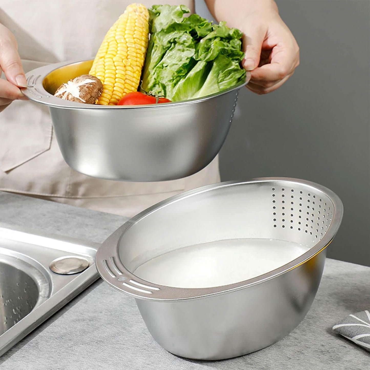 وعاء مع مصفاة طعام من الستانلس ستيل